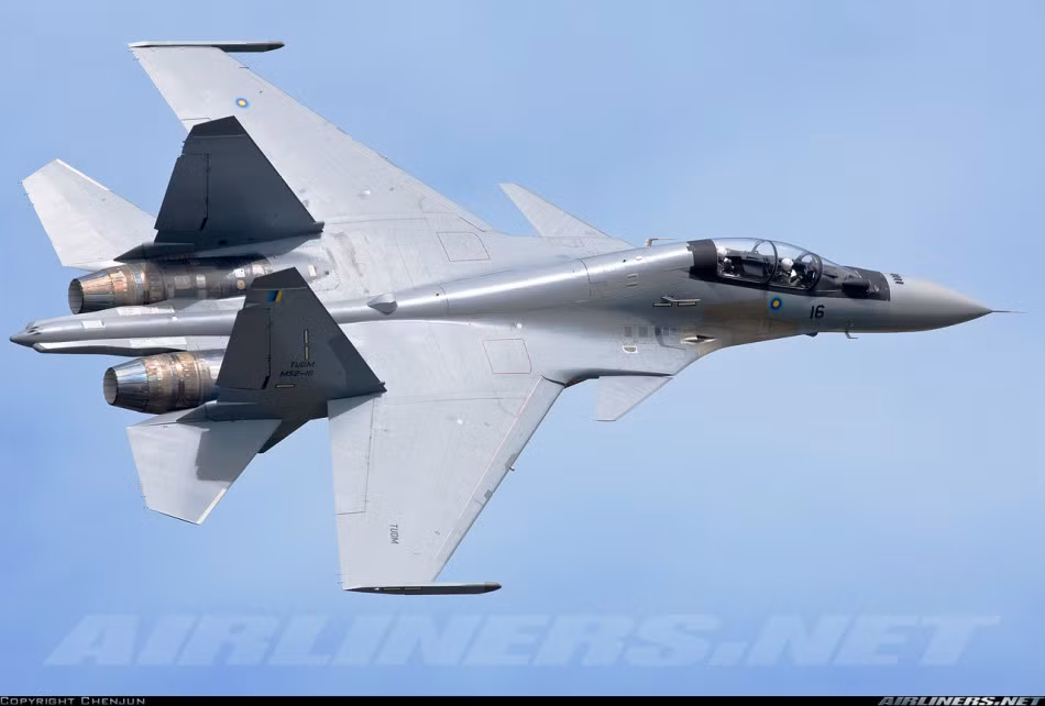 Su-30 MKM có vận tốc tối đa March 1,9 (tương đương với 2120 km/h) và tầm bay đạt 3000 km. Nếu được tiếp nhiên liệu trên không, Su-30 MKM có khả năng hoạt động liên tục trong vòng 10 giờ. Nguồn ảnh: Airliners.