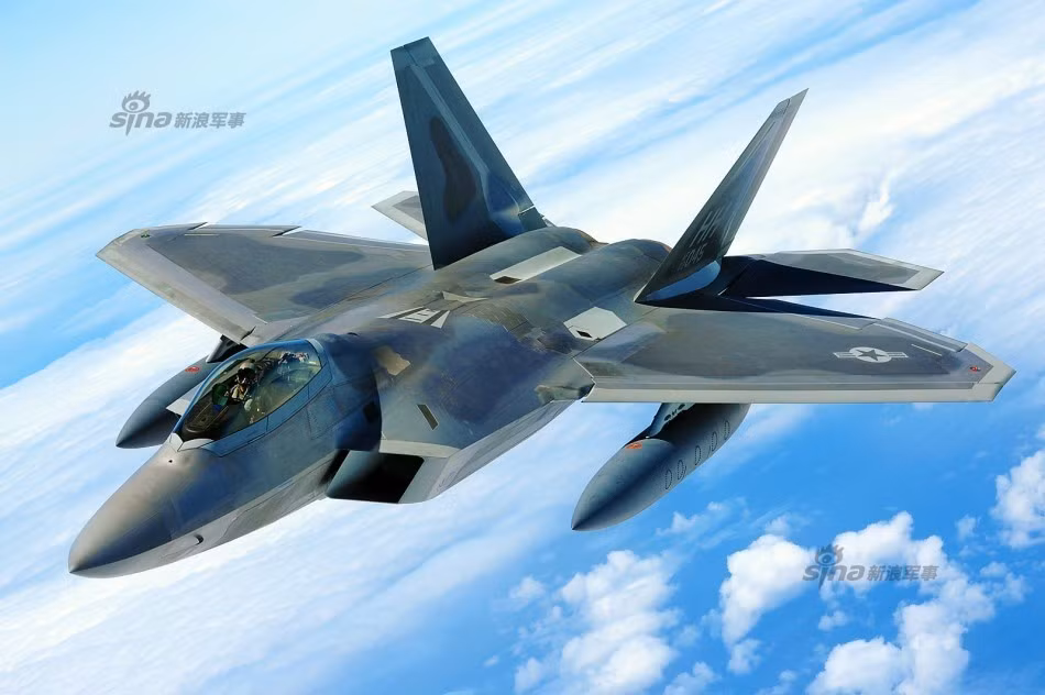  F-22 Raptor là phi cơ chiến đấu hiện đại và tối tân nhất của Mỹ. Đây cũng là tiêm kích tàng hình thế hệ thứ 5 đầu tiên được đưa vào trang bị. Nguồn ảnh:Sina.