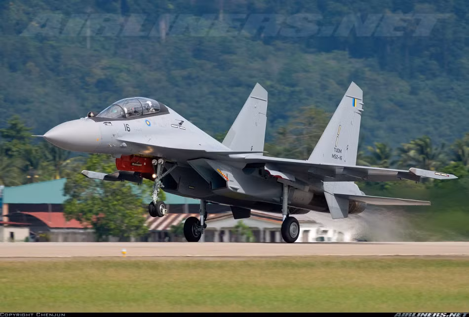 Su-30 MKM là phiên bản hiện đại hóa dành riêng cho thị trường Malaysia. Nó có thiết kế bên ngoài rất giống với Su-30 MKI phiên bản dành cho Ấn Độ. Nguồn ảnh: Airliners.