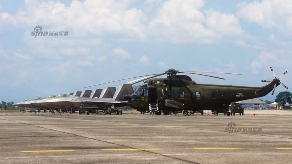 Một trong những điểm nhấn trong cuộc tập trận chung này là việc Không quân Mỹ triển khai các tiêm kích tàng hình F-22 tới tham gia tập trận với Không quân Malaysia. Nguồn ảnh: Sina.