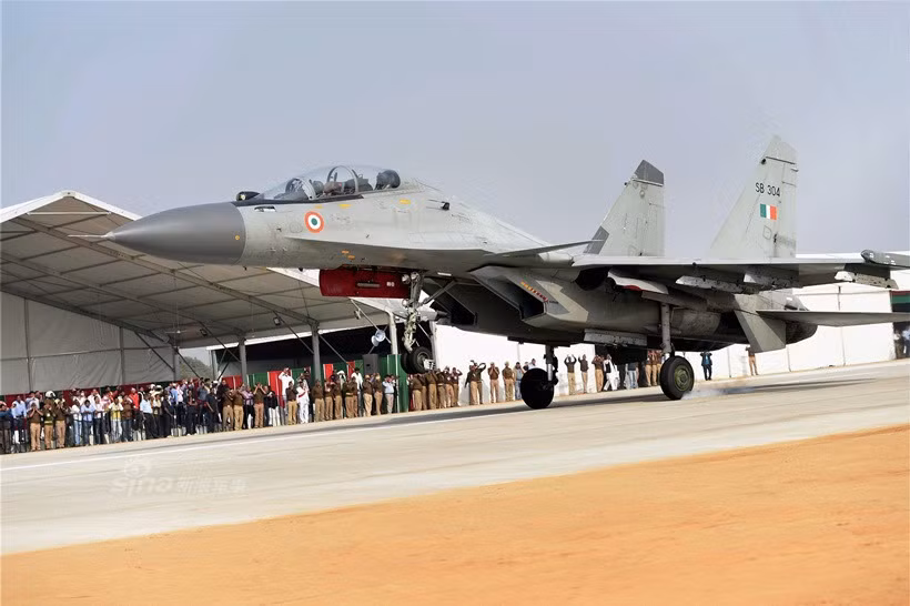 Hệ thống đường cao tốc dày đặc sẽ được cải tạo thành các sân bay dã chiến trong thời gian rất ngắn. Sải cánh của tiêm kích Su-30 rộng 14,7 mét nên chỉ cần một đại lộ 5 làn xe là có thể "vô tư" lên xuống. Nguồn ảnh: Sina.