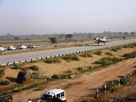 Có thể dễ dàng nhận thấy chỉ cần một đại lộ 4 làn xe là các phi công có thể thoải mái cất hạ cánh không khác gì đường băng sân bay. Nguồn ảnh: Sina.