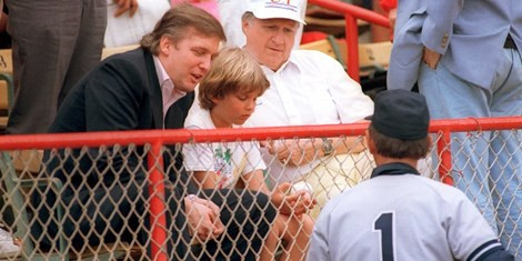 Ông cũng luôn tỏ ra là một người cha tâm lý và biết cách an ủi, động viên các con vượt qua những khoảng thời gian khó khăn trong cuộc sống. Trong ảnh, ông Donald Trump an ủi cậu con trai Donald Jr. (khi ấy mới 12 tuổi) khi ông và vợ đầu ly hôn. Ảnh: BI.