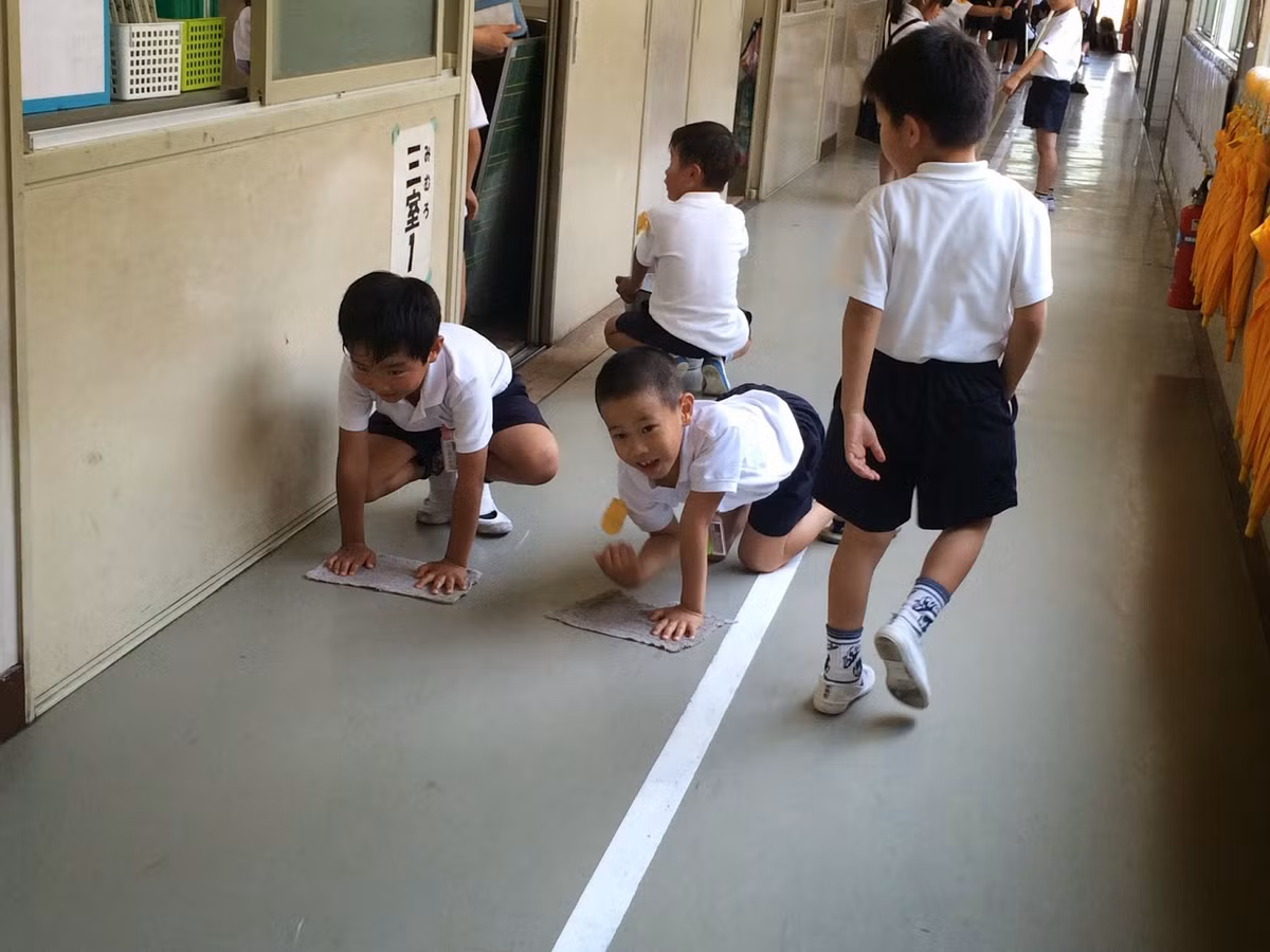 Những công việc đơn giản như quét dọn, lau sàn hay thậm chí là cọ rửa nhà vệ sinh, các em cũng đều làm được hết. Ảnh: AFL.