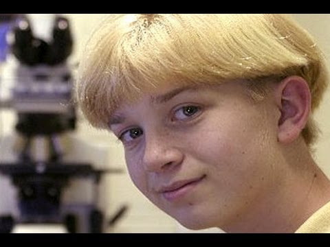 Gregory Smith biết đọc từ năm lên 1 tuổi, học xong chương trình cấp 1 trong 1 năm và 3 năm cho chương trình cấp 3. Smith bước chân vào trường Đại học Randolph-Macon vào đúng sinh nhật thứ 10 của mình. Gregory Smith còn từng được đề cử giải Nobel tới 4 lần và lần đầu tiên khi mới chỉ... 12 tuổi. Ảnh: Teachthourgh. 