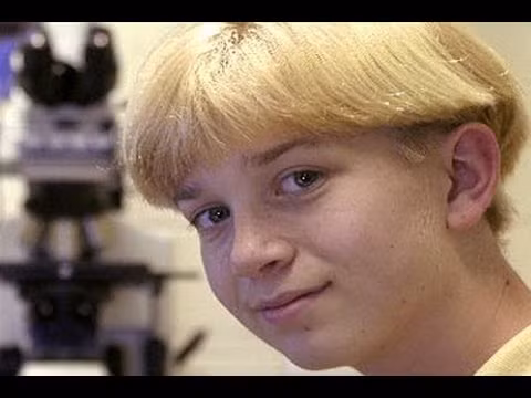 Gregory Smith biết đọc từ năm lên 1 tuổi, học xong chương trình cấp 1 trong 1 năm và 3 năm cho chương trình cấp 3. Smith bước chân vào trường Đại học Randolph-Macon vào đúng sinh nhật thứ 10 của mình. Gregory Smith còn từng được đề cử giải Nobel tới 4 lần và lần đầu tiên khi mới chỉ... 12 tuổi. Ảnh: Teachthourgh. 