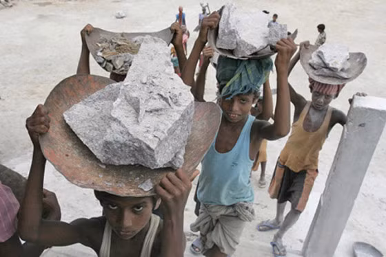 Số tiền phải bỏ ra để thuê lao động trẻ em là quá rẻ mạt và luôn luôn có một lực lượng đông đảo các em nhỏ nghèo khó sẵn sàng nhận việc. Ảnh: Thuliyam.