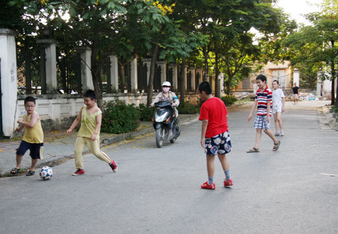 Các em nhỏ cũng thường xuyên chơi đùa ở các con đường hẹp trong ngõ nhỏ. Ảnh: NCDM.