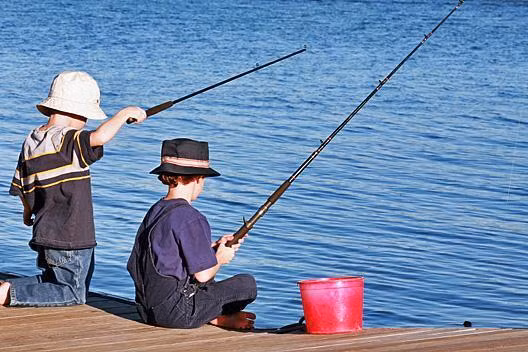 Câu cá cũng có thể coi là một trò chơi đốt thời gian dành cho bé. Ảnh: KIT.