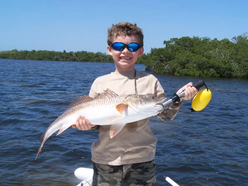 Không chỉ học tính kiên nhẫn, các em nhỏ này còn có cơ hội học hỏi về thế giới tự nhiên, các tập tính khác nhau của các loài cá riêng biệt... Ảnh: Soufit.