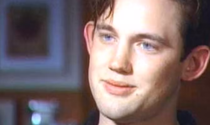 Adragon De Mello, tốt nghiệp Đại học California khi chỉ mới 11 tuổi và nhắm tới giải Nobel vào năm 18 tuổi nhưng những sự cố trong gia đình đã khiến De Mello từ bỏ việc học. Hiện Adragon De Mello đã chuyển sang làm thợ máy ở gara sửa xe ô tô của gia đình. Ảnh: Teachthourgh.