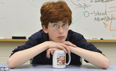 Colin Carlson biết đọc khi lên 2, vào cao đẳng khi lên 9, vào đại học năm 11 tuổi. Cậu bé sinh năm 2003 này hiện đã hoàn thành chương trình học đại học và đang học tiếp hệ tiến sĩ ở trường Đại học Stanford. Ảnh: Teachthourgh.