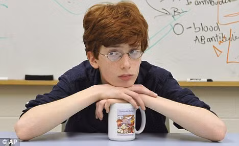 Colin Carlson biết đọc khi lên 2, vào cao đẳng khi lên 9, vào đại học năm 11 tuổi. Cậu bé sinh năm 2003 này hiện đã hoàn thành chương trình học đại học và đang học tiếp hệ tiến sĩ ở trường Đại học Stanford. Ảnh: Teachthourgh.