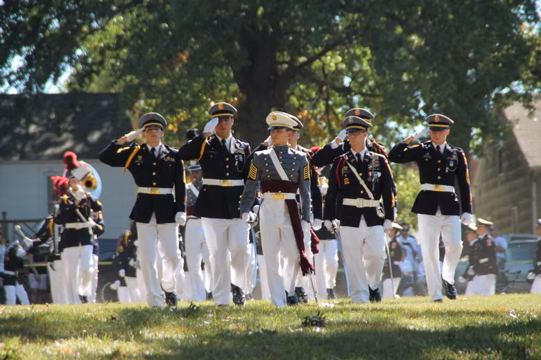 Một trong số đó là các nghi thức theo kiểu nhà binh như duyệt binh, sử dụng súng và chiến thuật nhóm. Ảnh: Boarding.