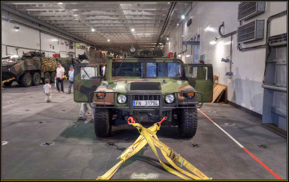 Có hẳn một tầng riêng biệt để chứa các loại thiết giáp như xe tăng, xe humvee. Nguồn ảnh: QQ.