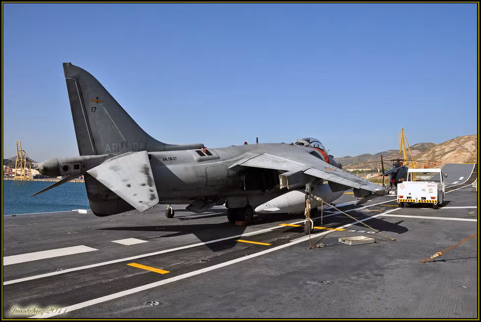 Máy bay chiến đấu AV-8B Harrier II trên đường băng cất cánh - được thiết kế theo kiểu "cầu nhảy" chứ không có hệ thống phóng máy bay. Nguồn ảnh: QQ.