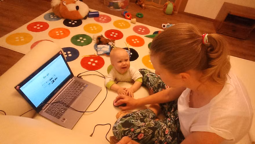 Ngay cả lúc làm việc cũng không được yên ổn với cậu con trai nghịch ngợm. Ảnh: Bored.