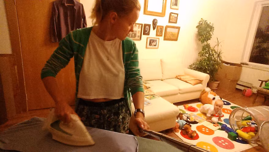 Luôn luôn phải để mắt đến bé mọi lúc bất kể đang làm việc gì đi chăng nữa. Ảnh: Bored.