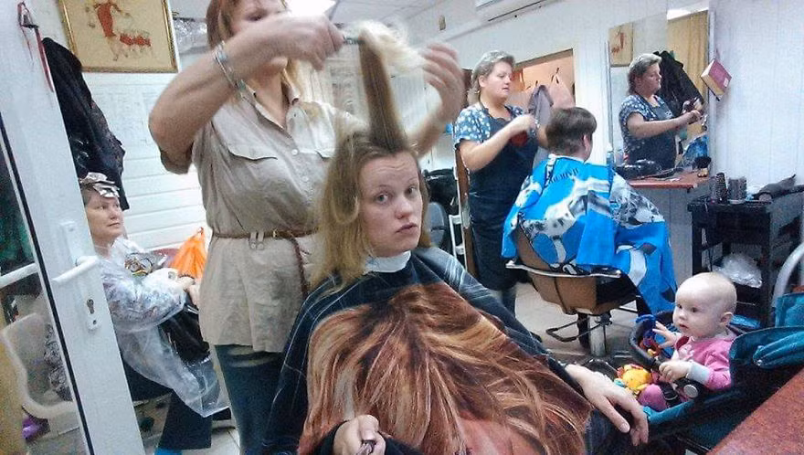 Bé được đưa đi làm tóc cùng mẹ. Ảnh: Bored.