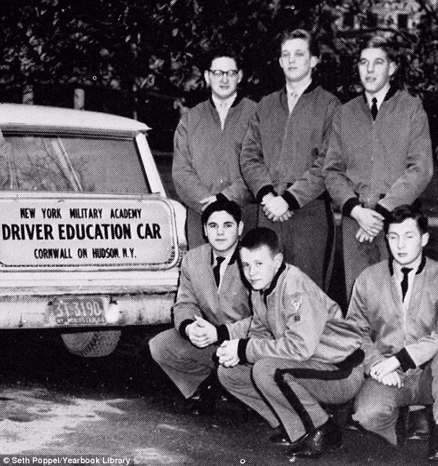 Ông Donald Trump được cha là ngài Fred cho học tại Học viện Quân sự New York (trường thiếu sinh quân) ngay từ cấp 2. Trong ảnh, Donald Trump đứng giữa hàng sau. Ảnh: Viral.