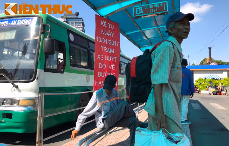 "Tuổi thơ của tôi đã gắn liền với hình ảnh những chuyến xe buýt, xe lam, xe Daihatsu... ở trạm xe này từ hàng chục năm qua. Giờ đây sắp chia tay hình ảnh quen thuộc, gắn liền với nhiều kỷ niệm khiến lòng tôi cảm thấy bùi ngùi...", bác Giang Tô Hà, ngụ phường Bến Thành, Quận 1 chia sẻ.