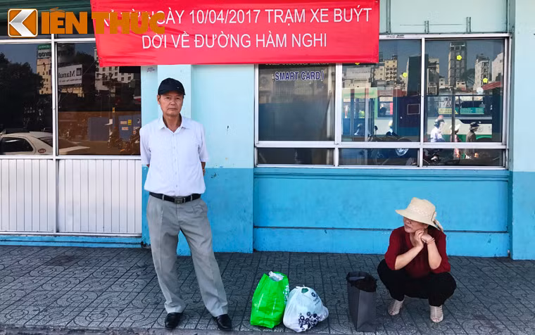 Những hành khách cuối cùng đang chờ xe buýt tại trạm xe buýt Bến Thành trưa 9/4.