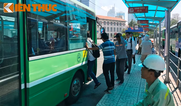 Hình ảnh thân thương suốt hơn 60 năm qua ở trạm xe buýt lớn nhất Sài Gòn sắp đi vào dĩ vãng.