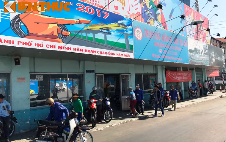 Anh: Ngay cuoi cung o tram xe buyt lon nhat Sai Gon