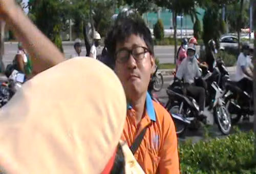 Bat doi tuong tan cong chi huy CSGT tren dai lo Sai Gon-Hinh-4