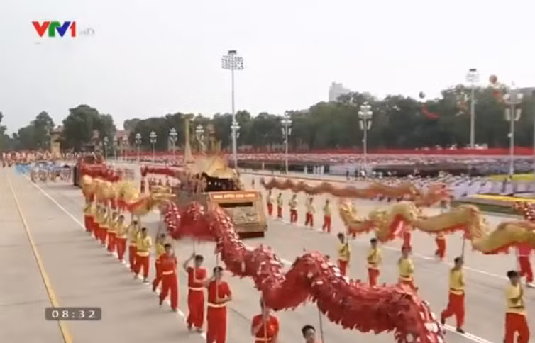 Xe mô hình biểu tượng Nhà nước Văn Lang.