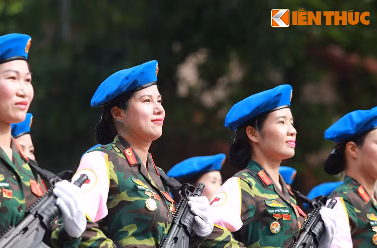 Trên thân súng ACE 31 thiết kế các ray cho phép gá thêm các khí tài ngắm bắn.