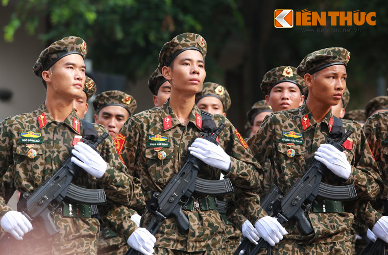 Khẩu Galil ACE 31 là biến thể ngắn nòng của Galil ACE 32 chuyên dùng cho các lực lượng tác chiến đặc biệt đòi hỏi sự bí mật.