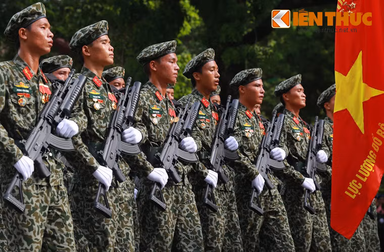 Súng phóng lựu M203 dùng cỡ đạn 40mm, tầm bắn hiệu quả 350m.