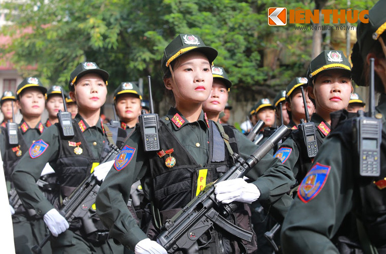 Tiểu liên bắn nhanh MP5A3 phù hợp cho các lực lượng đặc nhiệm, chống khủng bố với khả năng đạt tốc độ bắn rất cao 800-900 phát/phút, dùng đạn cỡ 9x19mm với băng đạn 15-30 viên, tầm bắn hiệu quả 100-200m.