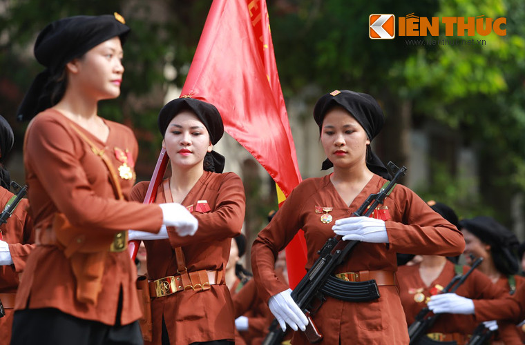 Khối nữ du kích miền Bắc với súng trường tiến công AKS.