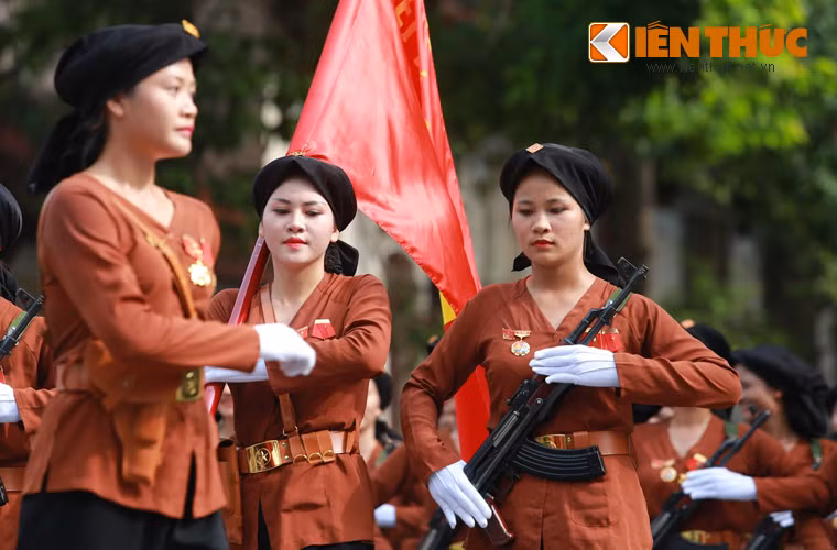 Khối nữ du kích miền Bắc với súng trường tiến công AKS.
