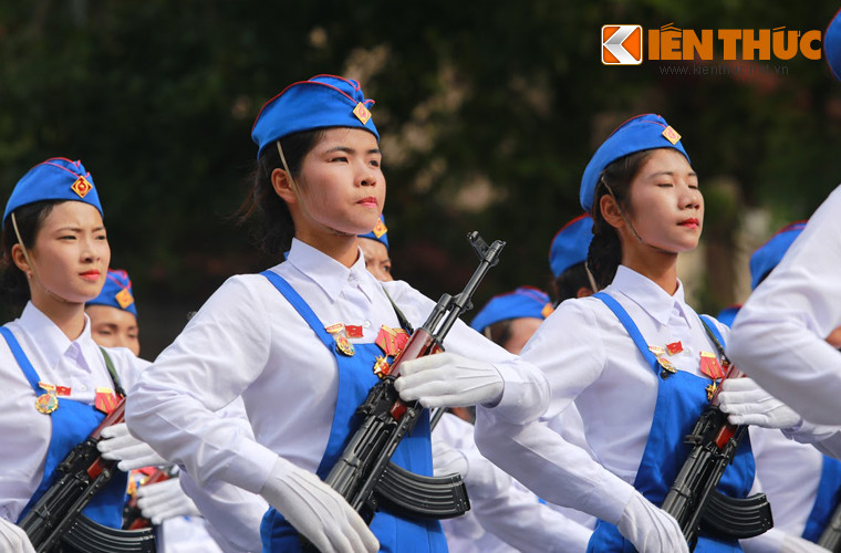 Trong khi khối nữ dân quân tự vệ lại dùng khẩu AKMS – biến thể rút gọn khẩu AKM (mẫu cải tiến từ AK-47) cũng có báng gấp.