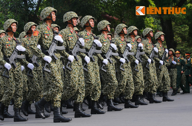 Galil ACE 31 thiết kế với báng gấp giúp khẩu súng nhỏ gọn và nhẹ hơn Galil ACE 32.