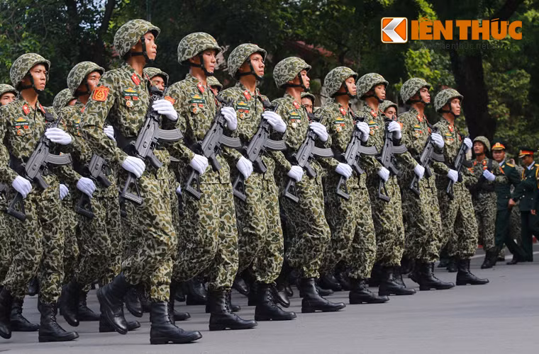 Galil ACE 31 thiết kế với báng gấp giúp khẩu súng nhỏ gọn và nhẹ hơn Galil ACE 32.