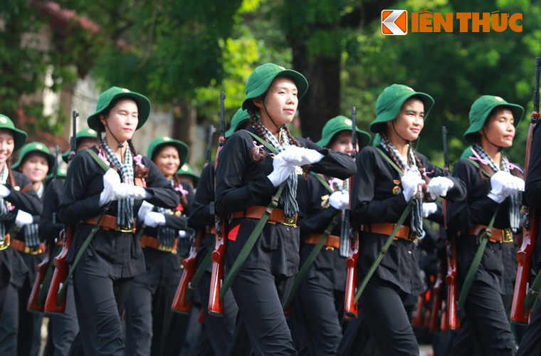 Khối nữ du kích miền Nam với súng trường M1 Carbine.