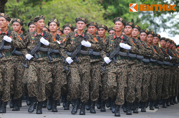 Các chiến sĩ trinh sát đặc nhiệm với khẩu súng trường tiến công Galil ACE 31.