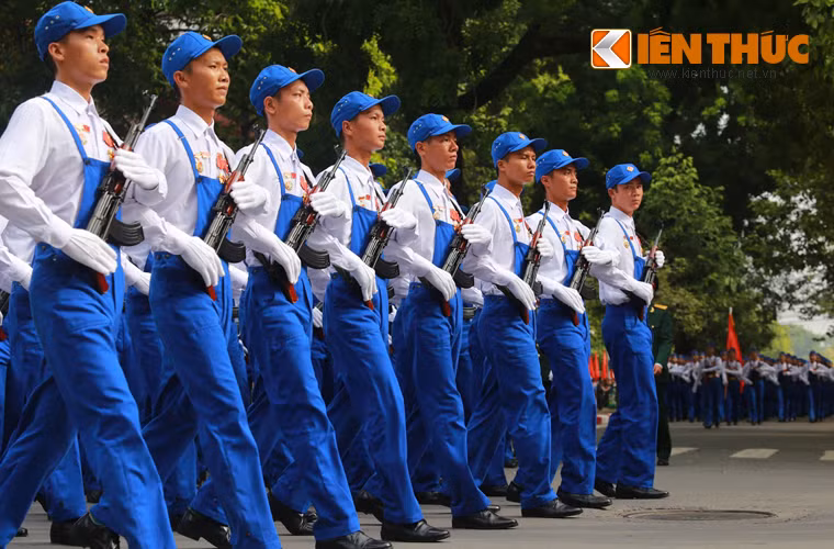 Khẩu AK truyền thống năm nay chủ yếu xuất hiện trong đội hình dân quân tự vệ. Ảnh: Khối nam dân quân tự vệ với khẩu súng trường tiến công AKS – biến thể rút gọn khẩu AK-47 với báng gấp, nhỏ gọn. Nó được thiết kế cho các lực lượng tác chiến đặc biệt như đặc công, lính dù…