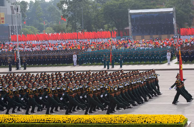 Tiếp sau đó là khối cán bộ sỹ quan, chiến sĩ đại diện các quân binh chủng, các nhà trường rầm rập tiến vào lễ đài trên nền quân nhạc hào hùng. Nguồn ảnh: Tuổi Trẻ