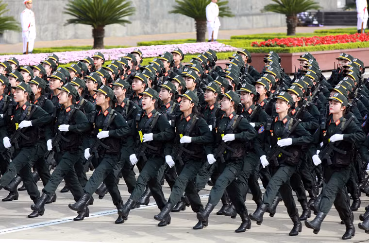 Những nữ chiến sĩ cảnh sát cơ động xinh đẹp rầm rập tiến qua lễ đài trong cuộc diễu binh, diễu hành. Nguồn ảnh: Tuổi Trẻ