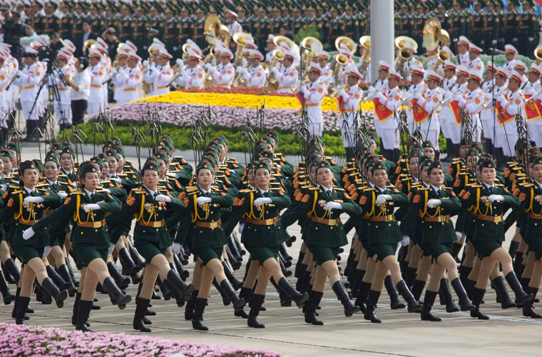 Khối nữ sỹ quan thông tin. Nguồn ảnh: Tuổi Trẻ