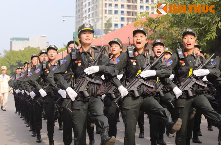 Khối nữ cảnh sát cơ động trang bị tiểu liên bắn nhanh MP5A3 do Đức thiết kế, nhưng cung cấp giấy phép sản xuất cho nhiều quốc gia, có thể có cả Việt Nam.