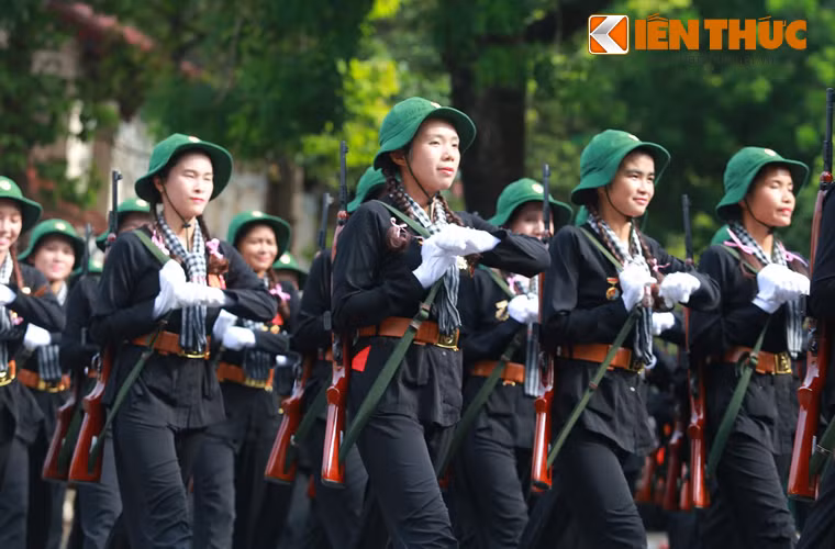 Khối nữ du kích miền Nam với súng trường M1 Carbine.