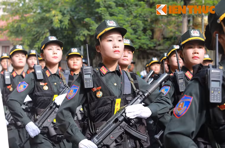 Tiểu liên bắn nhanh MP5A3 phù hợp cho các lực lượng đặc nhiệm, chống khủng bố với khả năng đạt tốc độ bắn rất cao 800-900 phát/phút, dùng đạn cỡ 9x19mm với băng đạn 15-30 viên, tầm bắn hiệu quả 100-200m.