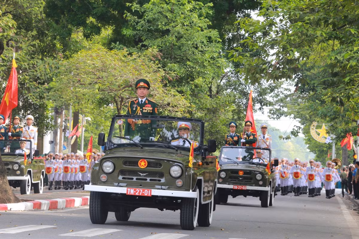 Trung tướng Võ Văn Tuấn dẫn đầu đội hình diễu binh, diễu hành tiến vào các tuyến phố.