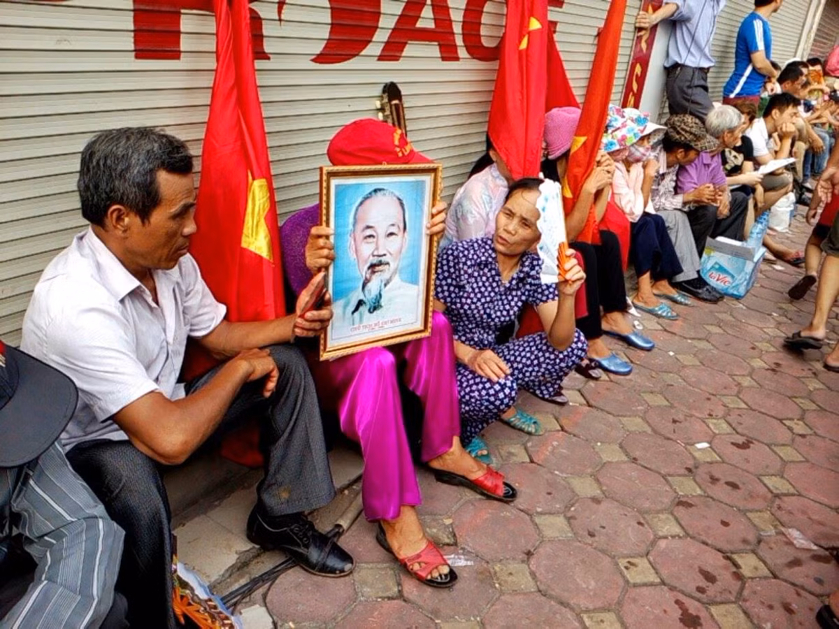 Người dân mang theo cờ đỏ sao vàng và ảnh Bác Hồ tập trung khắp các nẻo đường nơi đoàn diễu binh, diễu hành đi qua.